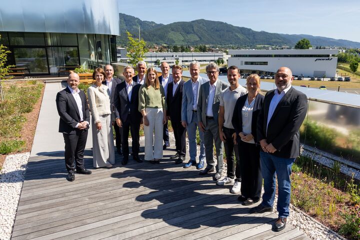 gruppenfoto bei versammlung von Pankl racing systems mit neuen eigentümern