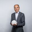Georg Kasperkovitz, CEO der Lenzing Gruppe, mit einem weißen Ball zellstoff in der hand