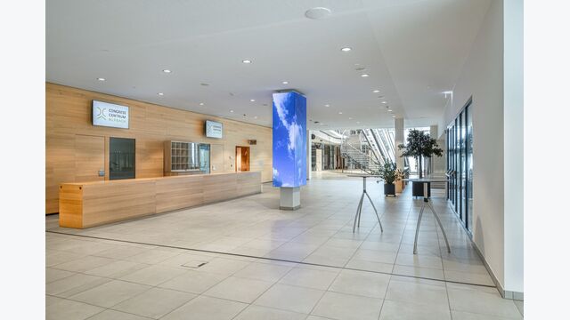 LED-Säule im leeren Foyer des Congress Centrum Alpbach