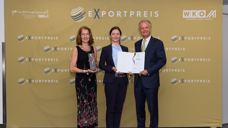 Exportpreis in Bronze für Mavie Med Comprehensive Cancer Care Vienna; v.l.n.r.: Mag. Sonja Fürnsinn und Patricia Fasching, beide Internationales Marketing, Mavie Med; Univ.-Prof. Dr. Johannes Drach, Leiter des Mavie Med Comprehensive Cancer Care Vienna