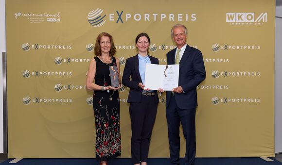 Exportpreis in Bronze für Mavie Med Comprehensive Cancer Care Vienna; v.l.n.r.: Mag. Sonja Fürnsinn und Patricia Fasching, beide Internationales Marketing, Mavie Med; Univ.-Prof. Dr. Johannes Drach, Leiter des Mavie Med Comprehensive Cancer Care Vienna