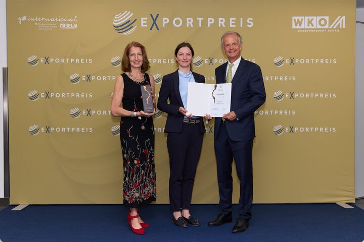 Exportpreis in Bronze für Mavie Med Comprehensive Cancer Care Vienna; v.l.n.r.: Mag. Sonja Fürnsinn und Patricia Fasching, beide Internationales Marketing, Mavie Med; Univ.-Prof. Dr. Johannes Drach, Leiter des Mavie Med Comprehensive Cancer Care Vienna
