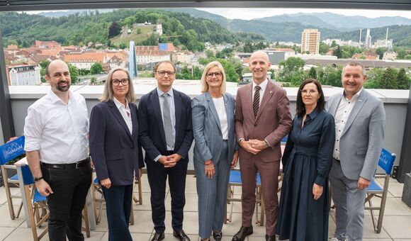 Bei einer Pressekonferenz für die Zukunft von Bruck/Mur: Regionalstellenobmann-Stv. Michael Ulm, Regionalstellenobmann Thomas Marichhofer, Roland Kristl, Geschäftsführer der Inteco-Gruppe, Bürgermeisterin Susanne Kaltenegger, Landtagsabgeordnete Cornelia Izzo, Landesrat Willibald Ehrenhöfer.