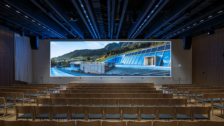 Große Bühne mit LED-Wall.