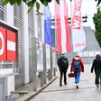 vom hauptgebäude der wko in wien weggehende menschen