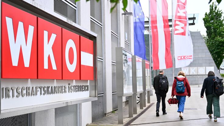 vom hauptgebäude der wko in wien weggehende menschen