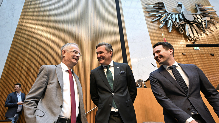 Finanzminister Markus Marterbauer (SPÖ), Verkehrsminister Peter Hanke (SPÖ) und Bildungsminister Christoph Wiederkehr (NEOS) am Mittwoch, 10. Juni 2026, im Rahmen einer Sitzung des Nationalrats mit Budgetrede im Parlament in Wien.