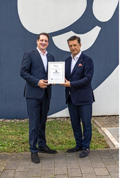 Prof. Dr. Gerhard Hrebicek, Präsident des European Brand Institute, mit NOVOMATIC-Vorstand Mag. Stefan Krenn bei der Zertifikatsüberreichung 2026