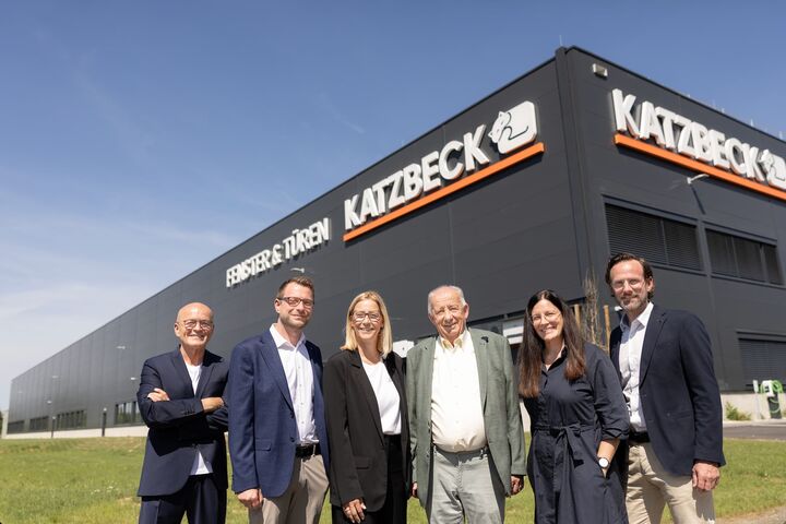 Katzbeck-Geschäftsführer Manfred Deutsch, Geschäftsführer Clemens Zinnbauer, Daniela Katzbeck, Hans Peter Katzbeck, Kristina Katzbeck und Georg Nagl vor Produktionshalle in Rudersdorf, Burgenland