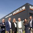 Katzbeck-Geschäftsführer Manfred Deutsch, Geschäftsführer Clemens Zinnbauer, Daniela Katzbeck, Hans Peter Katzbeck, Kristina Katzbeck und Georg Nagl vor Produktionshalle in Rudersdorf, Burgenland
