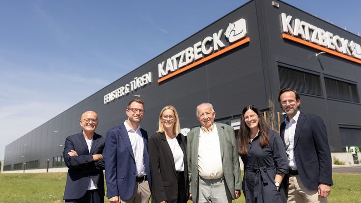 Katzbeck-Geschäftsführer Manfred Deutsch, Geschäftsführer Clemens Zinnbauer, Daniela Katzbeck, Hans Peter Katzbeck, Kristina Katzbeck und Georg Nagl vor Produktionshalle in Rudersdorf, Burgenland