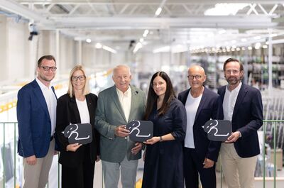GF Clemens Zinnbauer, Daniela Katzbeck, Hans Peter Katzbeck, Kristina Katzbeck, GF Manfred Deutsch und Georg Nagl im Unternehmen katzbeck mit katzenschildern in der hand