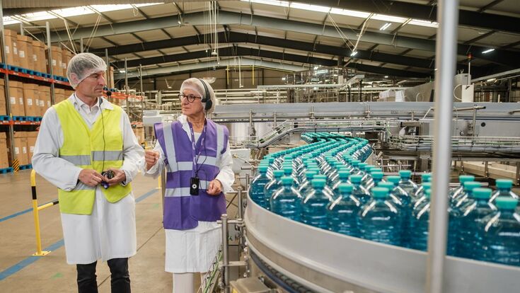 Herbert Schlossnikl, Geschäftsführer der Vöslauer Mineralwasser GmbH, und Niederösterreichs Landeshauptfrau Johanna Mikl-Leitner bei der vöslauer aseptik anlage