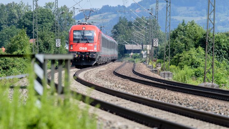 Bayern, Flintsbach Am Inn: Ein Zug der Österreichischen Bundesbahnen (ÖBB) fährt über die Gleise der Bahntrasse durch das Inntal zwischen Rosenheim und Kufstein.