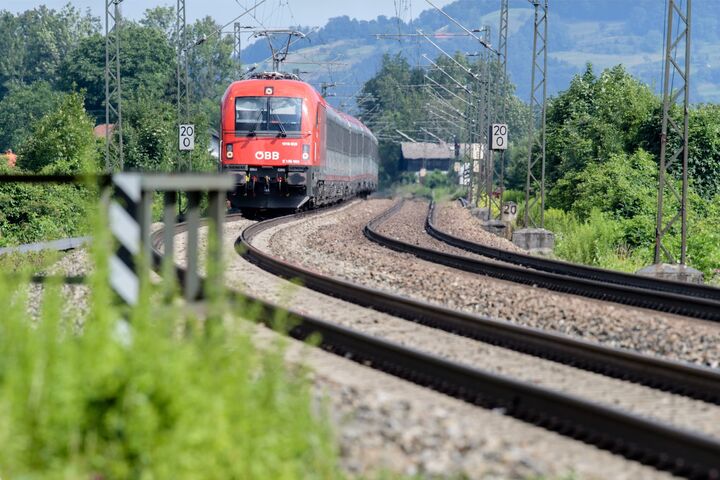Bayern, Flintsbach Am Inn: Ein Zug der Österreichischen Bundesbahnen (ÖBB) fährt über die Gleise der Bahntrasse durch das Inntal zwischen Rosenheim und Kufstein.