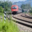 Bayern, Flintsbach Am Inn: Ein Zug der Österreichischen Bundesbahnen (ÖBB) fährt über die Gleise der Bahntrasse durch das Inntal zwischen Rosenheim und Kufstein.
