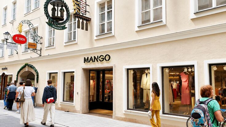 außenansicht auf mango filiale in der getreidegass ein salzburger innenstadt mit passanten davor
