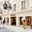 außenansicht auf mango filiale in der getreidegass ein salzburger innenstadt mit passanten davor