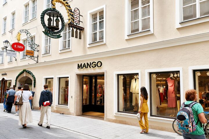 außenansicht auf mango filiale in der getreidegass ein salzburger innenstadt mit passanten davor