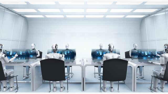 mehrere humanoide roboter sitzen in weißem raum an schreibtischen und hantieren mit touchscreen monitoren