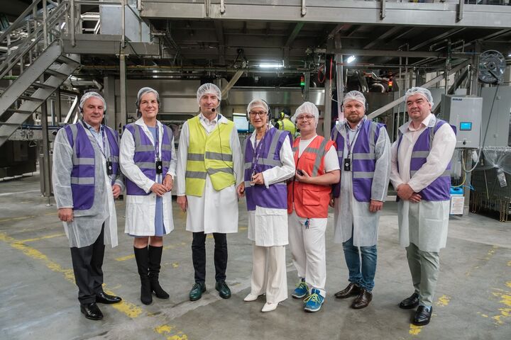 Bei Eröffnung der neuen Vöslauer-Aseptikanlage: Wolfgang Ecker, Präsident der Wirtschaftskammer Niederösterreich Christiane Wenkheim, Aufsichtsratsvorsitzende der Ottakringer Getränke AG Herbert Schlossnikl, Geschäftsführer der Vöslauer Mineralwasser GmbH Landeshauptfrau Johanna Mikl-Leitner Gernot Pichler, Produktionsleiter der Vöslauer Mineralwasser GmbH Patrick Slacik, Arbeiterkammer NÖ Markus Raunig, Vorstand der Ottakringer Getränke AG