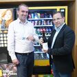 Herbert Oschep von Wein Burgenland und Andreas Wirth, Wirtschschaftskammer Burgenland, stehen mit Bankomatkarte und Weinflasche vor einem Getränkeautomaten