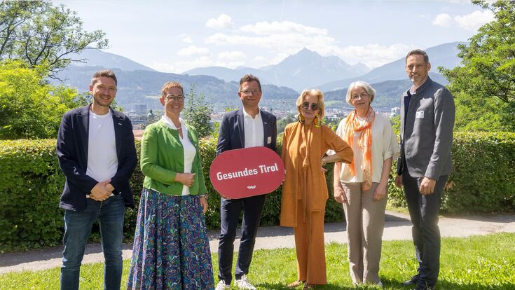 Martin Reiter (Geschäftsführer der Lebensraum Tirol Gruppe), Eva-Maria Jabinger (Public-Health-Expertin), Ingo Erricher (Prokurist der Standortagentur Tirol), Elisabeth Gürtler (Alpin Resort Sacher Seefeld-Tirol), Theresa Geley (Gesundheitsdirektorin des Landes Tirol) und Clemens Mair (Geschäftsführer-Stellvertreter der Agrarmarketing Tirol) beim 1. gesundheitskongress der Lebensraum Tirol Gruppe 2026