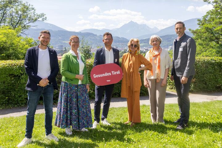 Martin Reiter (Geschäftsführer der Lebensraum Tirol Gruppe), Eva-Maria Jabinger (Public-Health-Expertin), Ingo Erricher (Prokurist der Standortagentur Tirol), Elisabeth Gürtler (Alpin Resort Sacher Seefeld-Tirol), Theresa Geley (Gesundheitsdirektorin des Landes Tirol) und Clemens Mair (Geschäftsführer-Stellvertreter der Agrarmarketing Tirol) beim 1. gesundheitskongress der Lebensraum Tirol Gruppe 2026