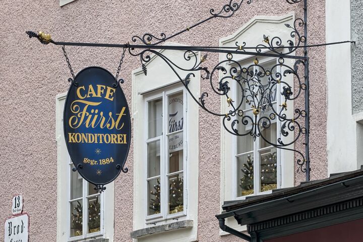 schild außen über geschäft der Café konditorei fürst in salzburg am alten marktplatz