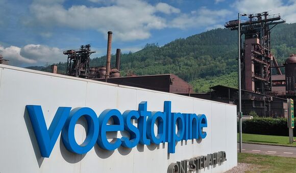 nahaufnahme auf unternehmensschriftzug außerhalb des  Werks der voestalpine in donawitz in der steiermark