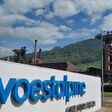 nahaufnahme auf unternehmensschriftzug außerhalb des  Werks der voestalpine in donawitz in der steiermark