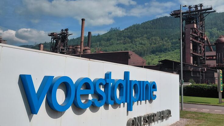 nahaufnahme auf unternehmensschriftzug außerhalb des  Werks der voestalpine in donawitz in der steiermark
