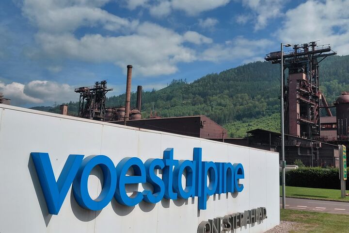 nahaufnahme auf unternehmensschriftzug außerhalb des  Werks der voestalpine in donawitz in der steiermark