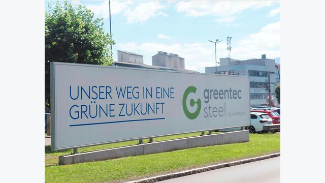 großes schild  bei werk der voestalpine in donawitz, steiermark, mit aufschrift: unser weg in die grüne zukunft