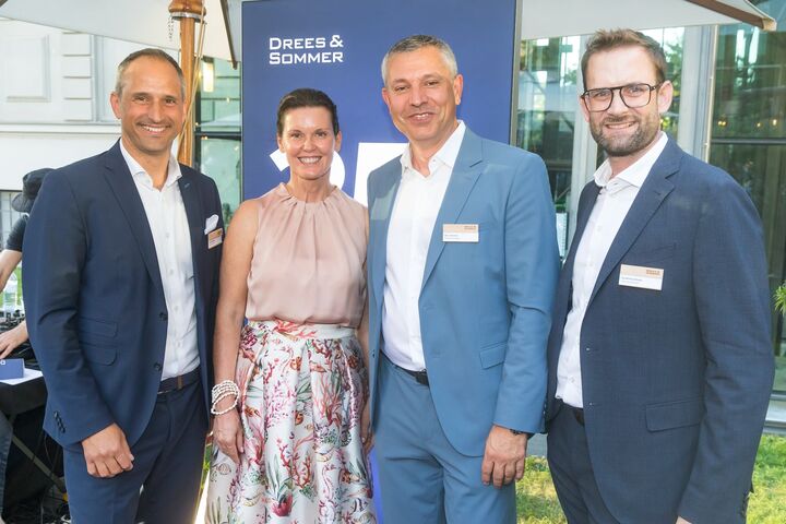 Georg Stadlhofer, Nicole Rumpler und Gerald Herndlhofer (alle Geschäftsführung Drees & Sommer Österreich) mit Marc Schömbs, Vorstand Drees & Sommer SE bei der Feier zu 35 Jahre Drees & Sommer Österreich