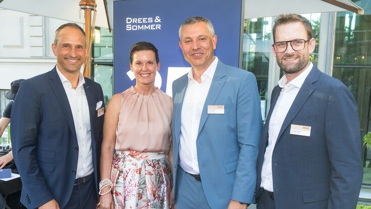 Georg Stadlhofer, Nicole Rumpler und Gerald Herndlhofer (alle Geschäftsführung Drees & Sommer Österreich) mit Marc Schömbs, Vorstand Drees & Sommer SE bei der Feier zu 35 Jahre Drees & Sommer Österreich