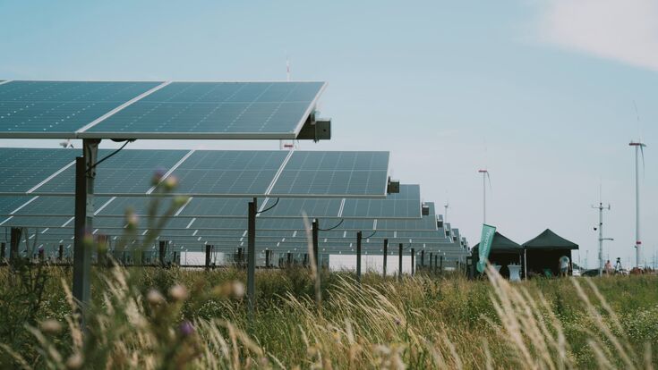 agri pv anlage von oekostrom in parndorf, burgenland, mit feld rundherum