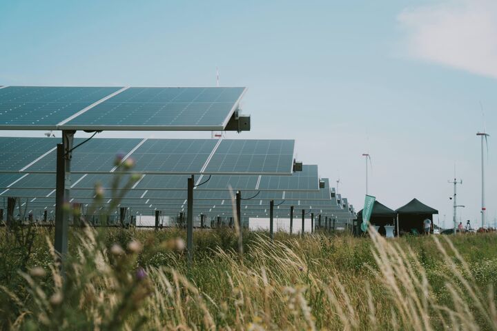 agri pv anlage von oekostrom in parndorf, burgenland, mit feld rundherum
