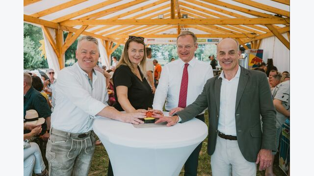 Bei der Eröffnung der PV-Anlage in Herbstheim: Erich Priewasser, Bürgermeister Höhnhart, Elisabeth Reinthaler, Teamleiterin Projektentwicklung PV-Kraftwerke oekostrom Produktions GmbH, Thomas Stelzer, Landeshauptmann Oberösterreich, Ulrich Streibl, CEO oekostrom AG