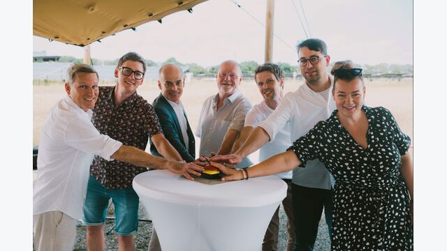 Bei der Eröffnung der PV Anlage in Parndorf: Jan Häupler, CFO oekostrom AG, Peter Kuntner, Projektleiter oekostrom Produktions GmbH, Ulrich Streibl, CEO oekostrom AG, Wolfgang Kovacs, Bürgermeister Parndorf, Christoph Grosssteiner, Geschäftsführer oekostrom Produktions GmbH, Julian Tiencken, Geschäftsführer Green Planet Projects, Elisabeth Reinthaler, Teamleiterin Projektentwicklung PV-Kraftwerke oekostrom Produktions GmbH