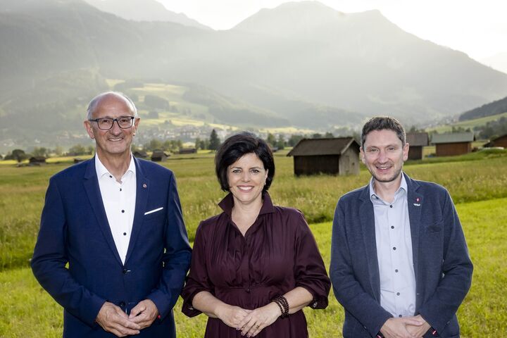 Tirols Landeshauptmann Anton Mattel, scheidende Tirol Werbung-Geschäftsführerin Karin Seiler und LTH-Geschäftsführer Martin Reiter vor malerischer tiroler naturkulisse