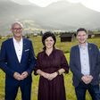 Tirols Landeshauptmann Anton Mattel, scheidende Tirol Werbung-Geschäftsführerin Karin Seiler und LTH-Geschäftsführer Martin Reiter vor malerischer tiroler naturkulisse