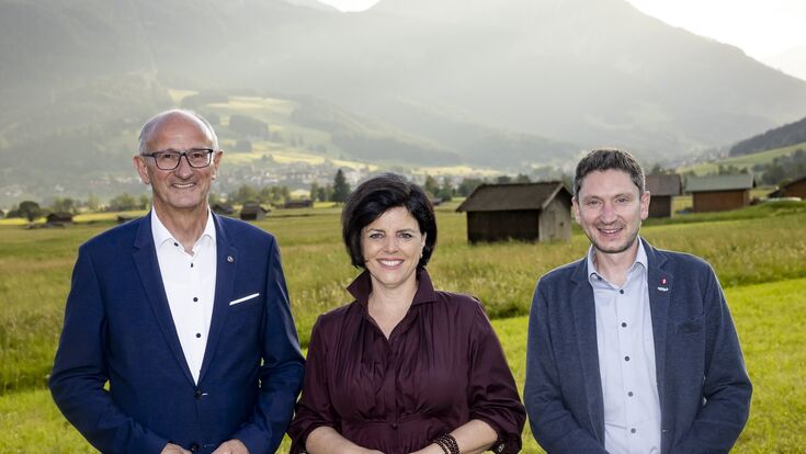 Tirols Landeshauptmann Anton Mattel, scheidende Tirol Werbung-Geschäftsführerin Karin Seiler und LTH-Geschäftsführer Martin Reiter vor malerischer tiroler naturkulisse
