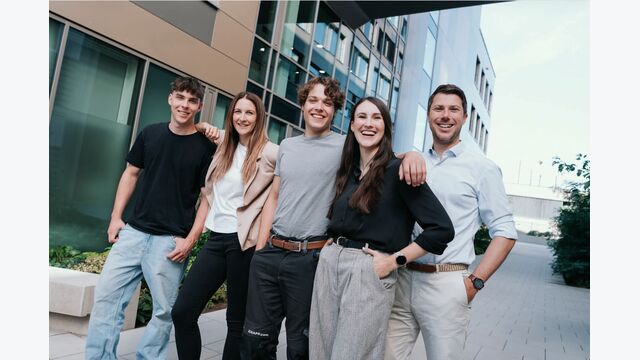 team lächelnder junger lehrlinge bei der knapp ag