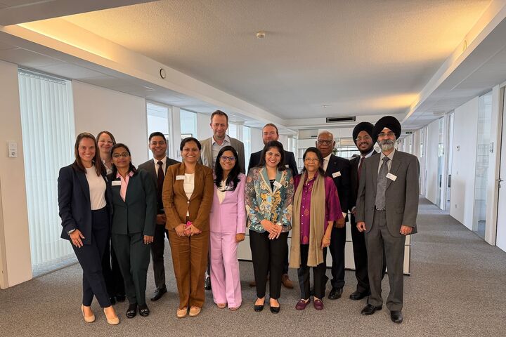 gruppenfoto kanzlei icon in wien mit indischer Partnerkanzlei Mohinder Puri & Co.
