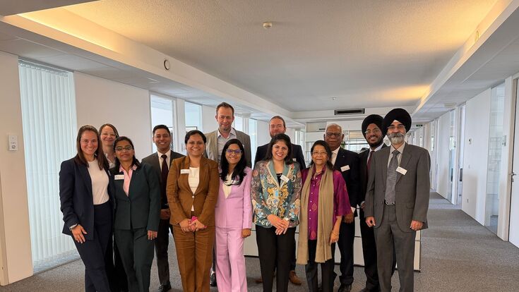 gruppenfoto kanzlei icon in wien mit indischer Partnerkanzlei Mohinder Puri & Co.