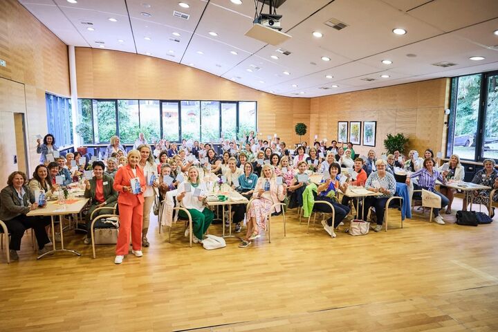 gruppenfoto Bürgermeisterninnentreffen 2025 in anif in einer konferenzhalle
