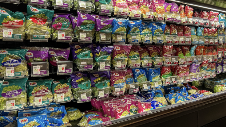 regalreihe in kühlabteilung eines supermarktes voll mit abgepackten salaten