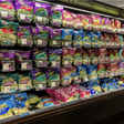 regalreihe in kühlabteilung eines supermarktes voll mit abgepackten salaten