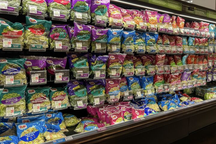 regalreihe in kühlabteilung eines supermarktes voll mit abgepackten salaten